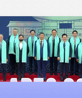 Xi_Jinping_Snaps_a_Pic_with_APEC_Heads_in_Gyeongju_ video poster