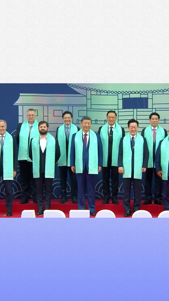 Xi_Jinping_Snaps_a_Pic_with_APEC_Heads_in_Gyeongju__poster - Namaste Headlines Xi_Jinping_Snaps_a_Pic_with_APEC_Heads_in_Gyeongju_ video poster