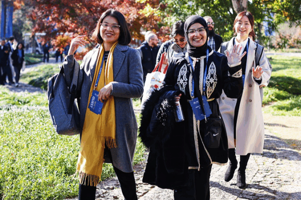 Xi_Jinping_Urges_Young_Sinologists_to_Bridge_China_and_the_World