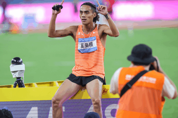 Xi_Smashes_800m_Record_as_Gong_Lijiao_Claims_5th_Shot_Put_Gold