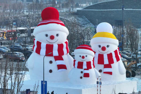 Harbin’s 15m ‘Fairytale Snowman Family’ Steals the Show ⛄️❄️