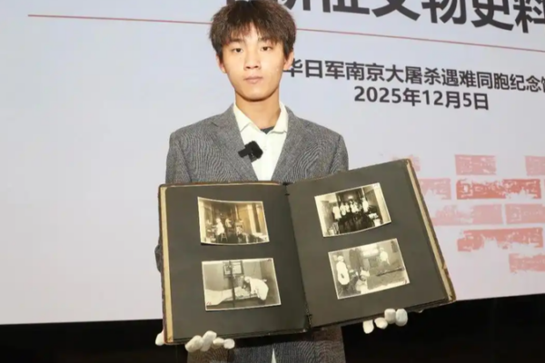 15_Year_Old_Donates_Nanjing_Massacre_Relics_to_Memorial_Hall