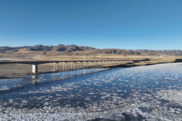 Winter Magic: Floating Ice Paints the Yellow River in Gansu & Shanxi ❄️ video poster