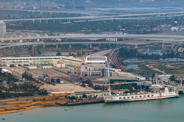 American_Vlogger_Predicts_Foreign_Investment_Boom_After_Hainan_s_New_Customs video poster