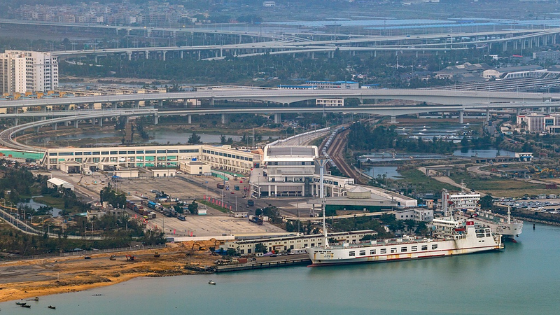 American_Vlogger_Predicts_Foreign_Investment_Boom_After_Hainan_s_New_Customs_poster - Namaste Headlines American_Vlogger_Predicts_Foreign_Investment_Boom_After_Hainan_s_New_Customs video poster