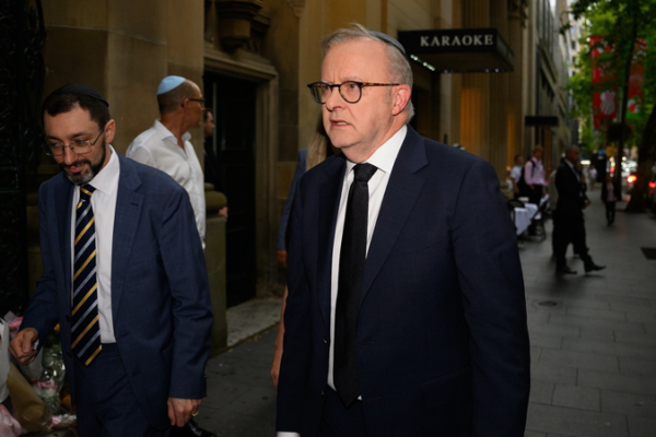 Aussie_PM_Apologizes_to_Jewish_Community_After_Bondi_Beach_Attack