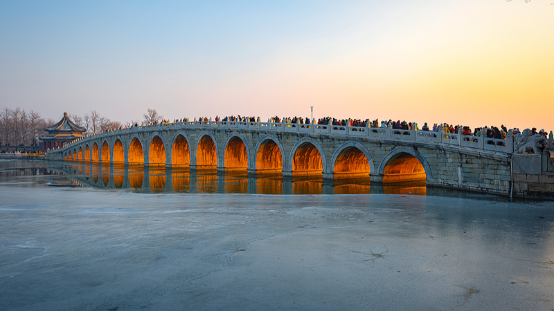 B4HR8Q8EV0XXKOWD6TGZ - Namaste Headlines Golden Glow at Beijing’s Seventeen-arch Bridge This Winter Solstice video poster