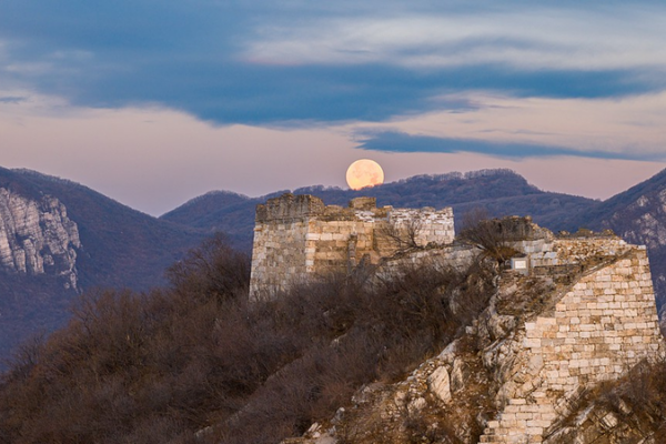 Cold_Moon_2025__Final_Supermoon_of_the_Year_Lights_Up_the_Sky