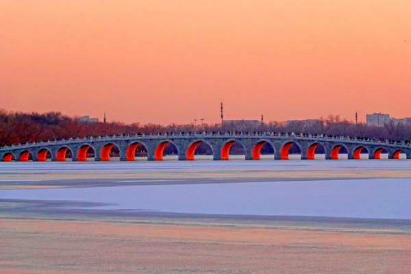 Golden_Glow_at_Beijing_s_Summer_Palace_Bridge_on_Winter_Solstice