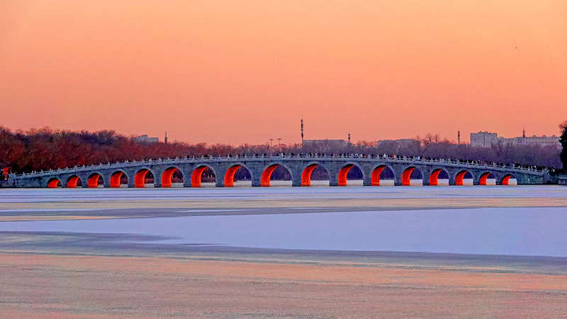 Golden_Glow_at_Beijing_s_Summer_Palace_Bridge_on_Winter_Solstice