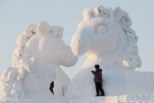 Harbin_s_10m__Pony_Family__Snow_Sculpture_Gears_Up_for_Year_of_the_Horse