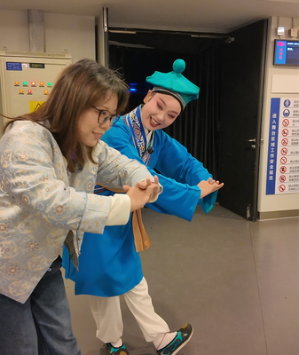 Master_Huangmei_Opera_Posture__Adult_vs_Young_Boy_Moves video poster