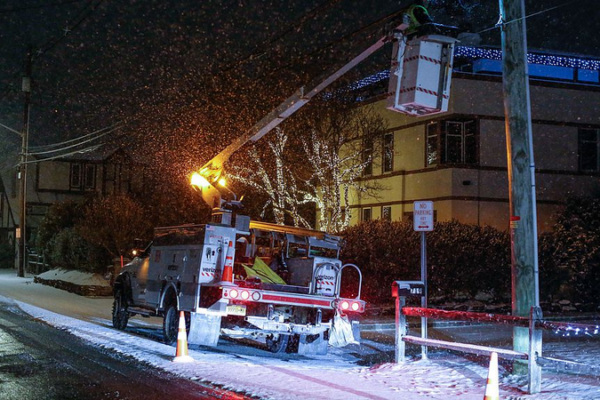 NYC_Snowstorm_Grounds_1_700__Flights_Amid_Travel_Alert video poster