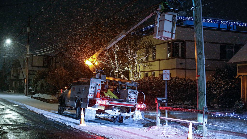 NYC_Snowstorm_Grounds_1_700__Flights_Amid_Travel_Alert video poster