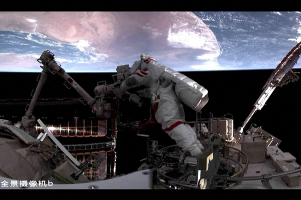 New_Feitian_Spacesuits_Debut_on_Shenzhou_21_s_First_Spacewalk