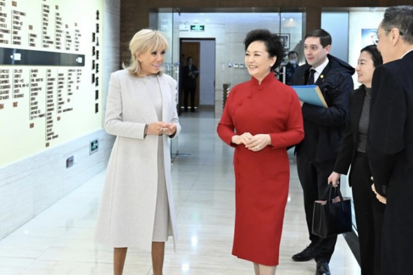 Peng_Liyuan_and_Brigitte_Macron_Visit_Beijing_People_s_Art_Theatre video poster