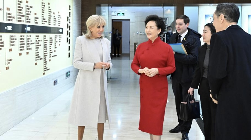 Peng_Liyuan_and_Brigitte_Macron_Visit_Beijing_People_s_Art_Theatre_poster - Namaste Headlines Peng_Liyuan_and_Brigitte_Macron_Visit_Beijing_People_s_Art_Theatre video poster