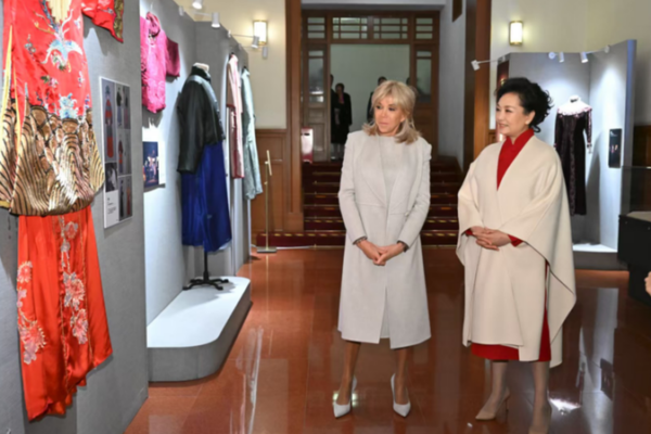 Peng Liyuan & Brigitte Macron Experience Beijing's 'Teahouse' Magic 🎭