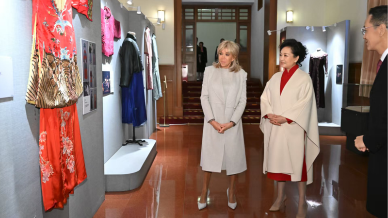 Peng Liyuan & Brigitte Macron Experience Beijing's 'Teahouse' Magic 🎭