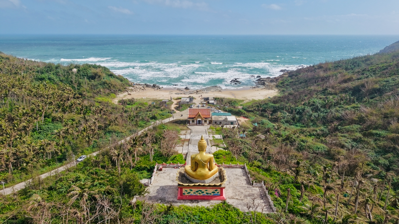 Sea_Facing_Buddha_Statue_Shines_at_Hainan_s_Foguang_Temple