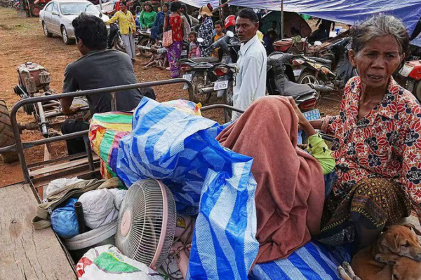 Inside Chong Kal’s Evacuation Camp amid Thailand-Cambodia Clashes video poster