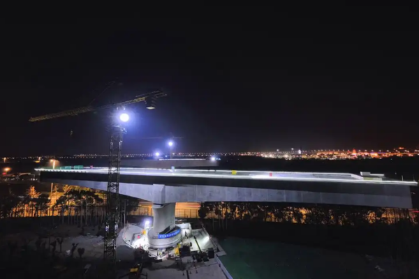 Shanghai’s 10,000-tonne Bridge Rotates Over Maglev Line