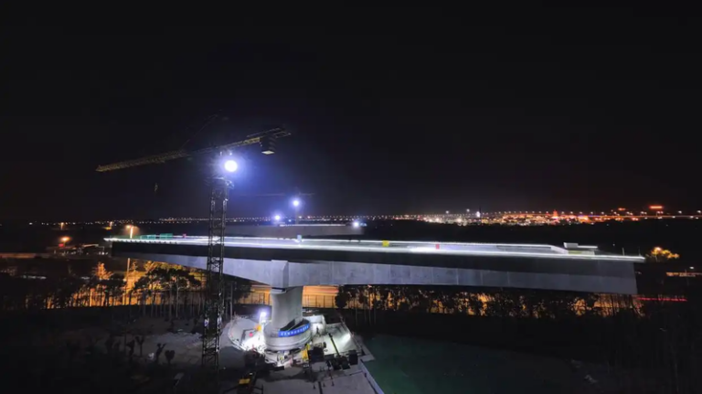 Shanghai’s 10,000-tonne Bridge Rotates Over Maglev Line