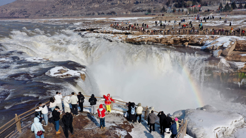2PX6G4RK9NEX9SAFTGRU - Namaste Headlines Hukou Waterfall’s Snowy Spectacle Welcomes 2026 ❄️🌈