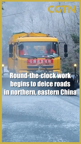 Crews Work 24/7 to Deice Roads Amid China’s Severe Cold Snap video poster