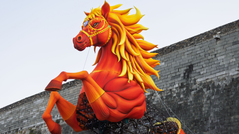 Nanjing's 40th Qinhuai Lantern Fair to Feature Giant Horse Lantern 🐎✨