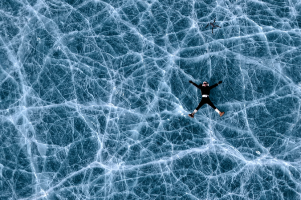 Blue_Ice_Lake_at_Qiongmu_Gonga_Draws_Winter_Crowds