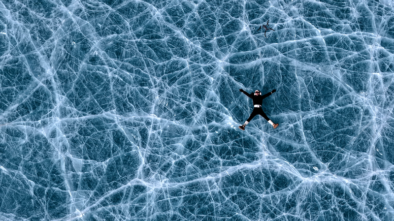 Blue_Ice_Lake_at_Qiongmu_Gonga_Draws_Winter_Crowds