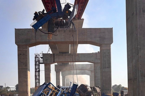 Crane_Collapse_on_Thai_High_Speed_Train_Leaves_Multiple_Dead video poster