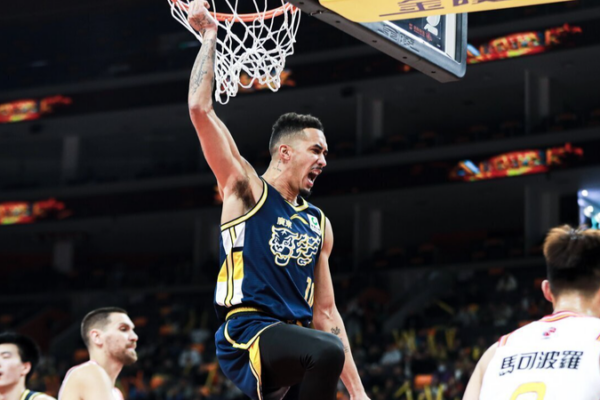 Guangdong_Staves_Off_Shenzhen_110_105_to_Snap_Losing_Streak