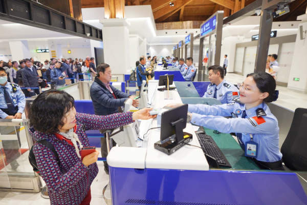 Hainan_Free_Port_Sees_60__Surge_in_Visa_Free_Visitors video poster