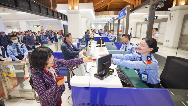 Hainan_Free_Port_Sees_60__Surge_in_Visa_Free_Visitors video poster