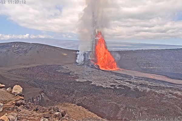 Kilauea_Erupts__Lava_Jets_Soar_460m_in_Spectacular_Display