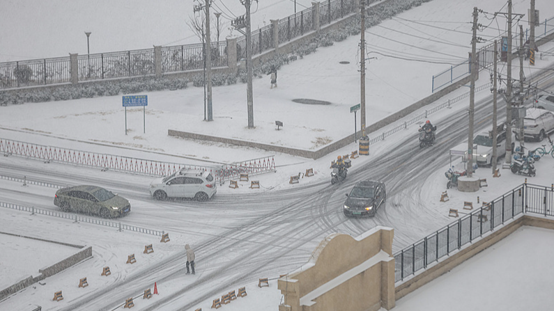How High-Tech Tools Keep Traffic Rolling in China’s Snowstorms