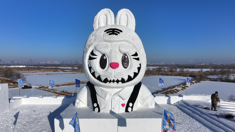 Labubu_Snow_Sculpture_Joins_Giant_Snowman_at_Harbin_Music_Park