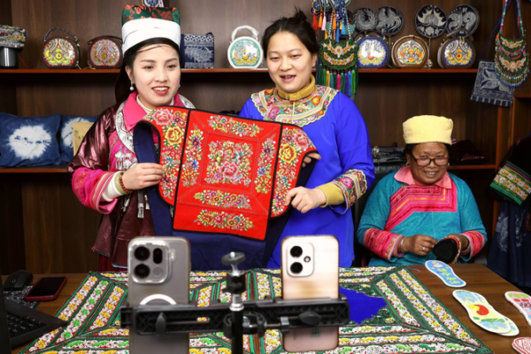 Live_Shopping_Shines_Spotlight_on_Guizhou_Embroidery