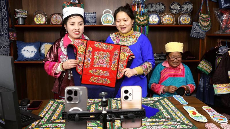 Live_Shopping_Shines_Spotlight_on_Guizhou_Embroidery