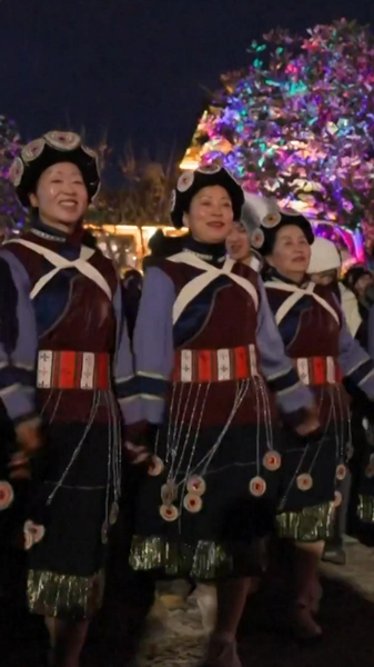 Naxi_Folks___Tourists_Ignite_Lijiang_with_Datiao_Dance_to_Ring_in_2026 video poster