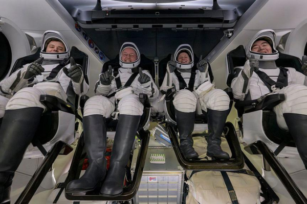 ISS Astronauts Splash Down After First-Ever Medical Evacuation 🚀