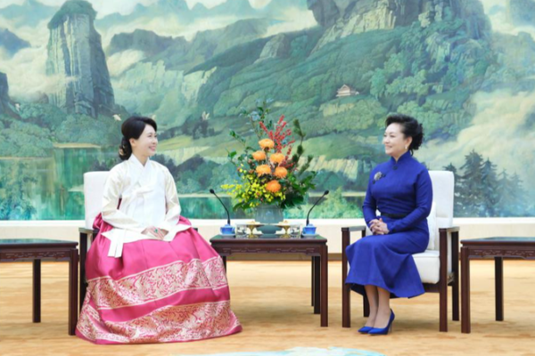 Peng_Liyuan_and_ROK_First_Lady_Kim_Hea_Kyung_Chat_Over_Tea_in_Beijing