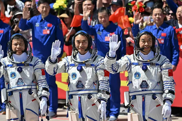 Shenzhou_20_Crew_Honoured_with_Space_Service_Medals_for_6_Month_Mission