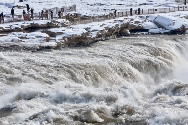 Snow_Transforms_Hukou_Waterfall_into_a_Frozen_Wonder video poster