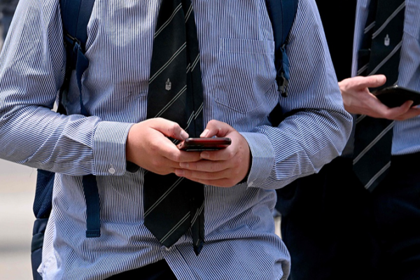 UK_Upper_House_Backs_Social_Media_Ban_for_Under_16s