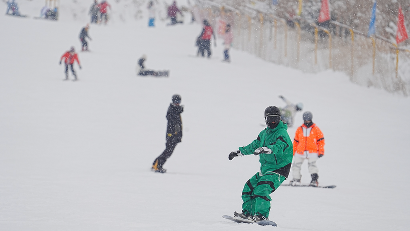 Xinjiang’s Desert Ski Park Sparks New Ice & Snow Economy Trends video poster